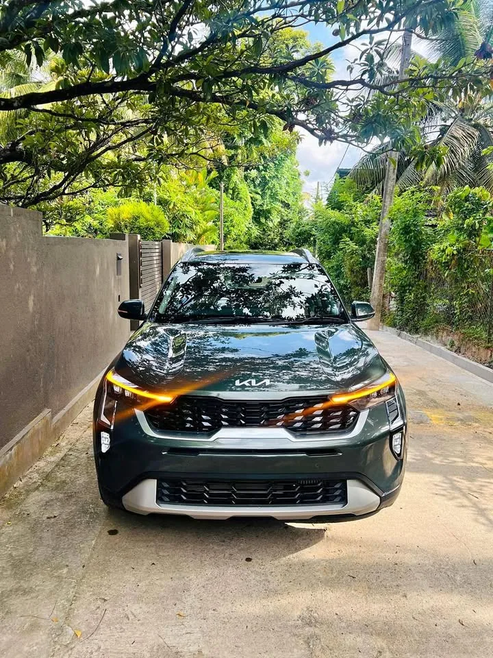Modern SUV for private driver hire in Sri Lanka
