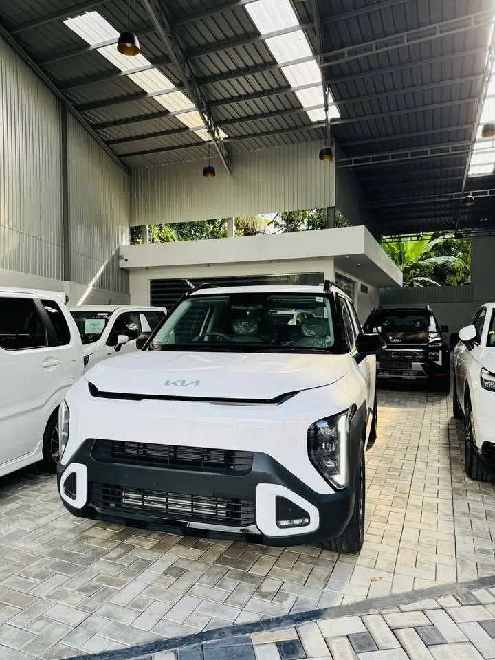 White compact SUV for Sri Lanka transfer service